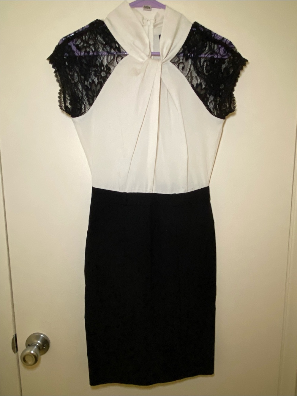 Chic Two-Tone Lace Cap-Sleeve Sheath Dress - Black & White